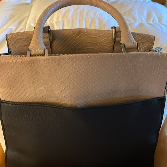 Jones New York Signature Carrie Satchel Bag Black, White and Beige. - Picture 6 of 12